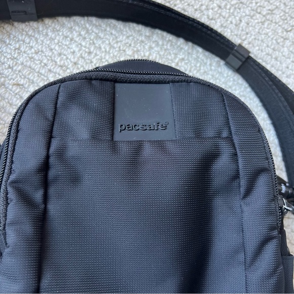 PacSafe Metrosafe LS100 Anti Theft Technology Crossbody Bag - Picture 2 of 14